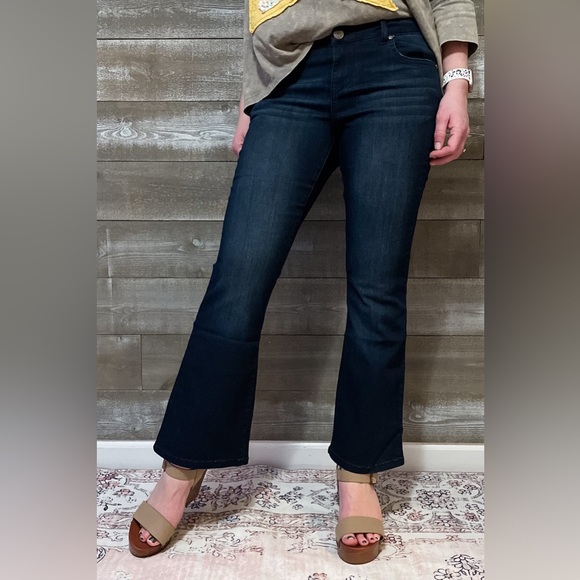 1822 Denim Petite Mid Rise Slim Bootcut Jeans in Sade Dark Wash